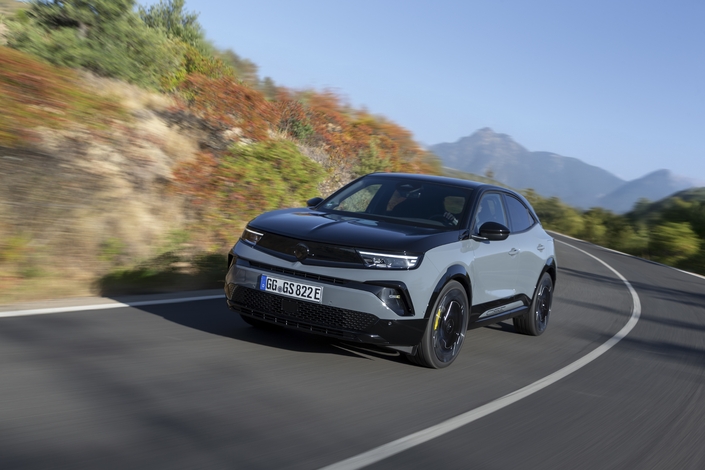 Sur la route, le Mokka GSE est vraiment amusant à conduire.