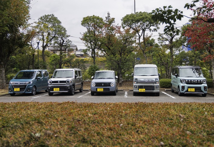 De gauche à droite : le Wagon R, le Hustler, la Lapin, l’Every Wagon et la Spacia Gear. Photo Thomas Antoine.