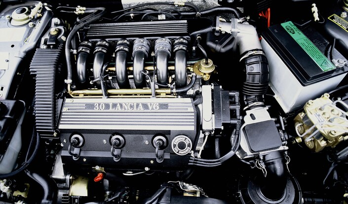 Très fiable, le V6 Busso équipant la Thema dès 1992, nécessite un changement de courroie de distribution tous les 60 000 km.