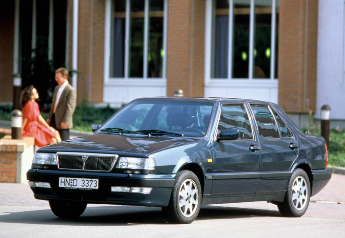 Vue de profil, la Lancia Thema de 1992 révèle ses jantes agrandies et ses encadrements de vitres revus.