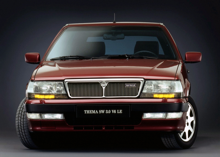 En 1992, la Lancia Thema est mise à niveau (nouveau bouclier intégrant davantages de projecteurs additionnels). Surtout, le V6 Alfa Romeo s'introduit sous le capot.