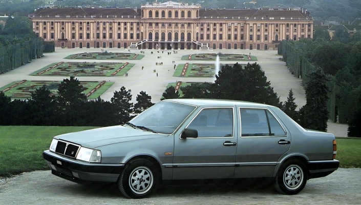 Design simple et élégant pour la Thema qui, dès 1984, reçoit un moteur doux, plus raffiné que performant : le PRV... La première Lancia à moteur V6 depuis la Flaminia !