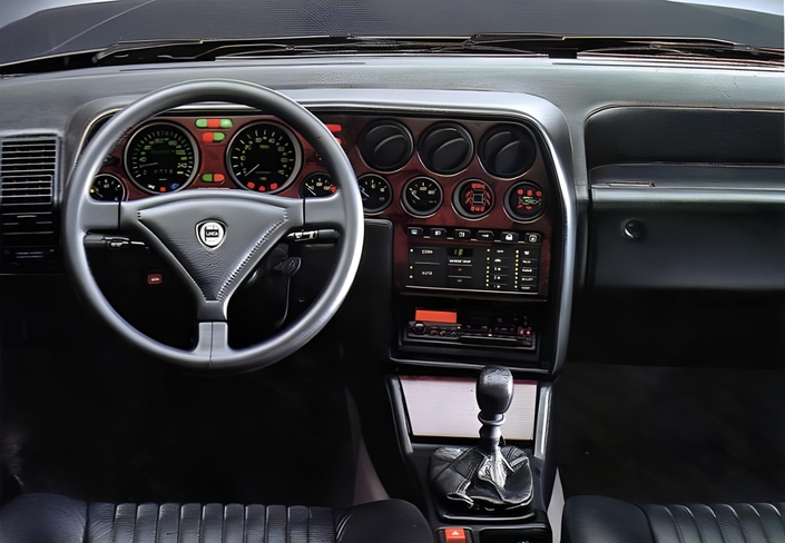 En finition LX, la Lancia Thema V6 bénéficie du tableau de bord de la 8.32, aux graduations près. Le cuir de la coiffe des compteurs a tendance à rebiquer avec les années...