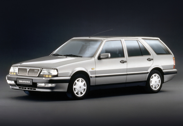 La SW LX est la plus chère des Lancia Thema V6. Elle se repère notamment à ses jantes différentes de celles de la LS.