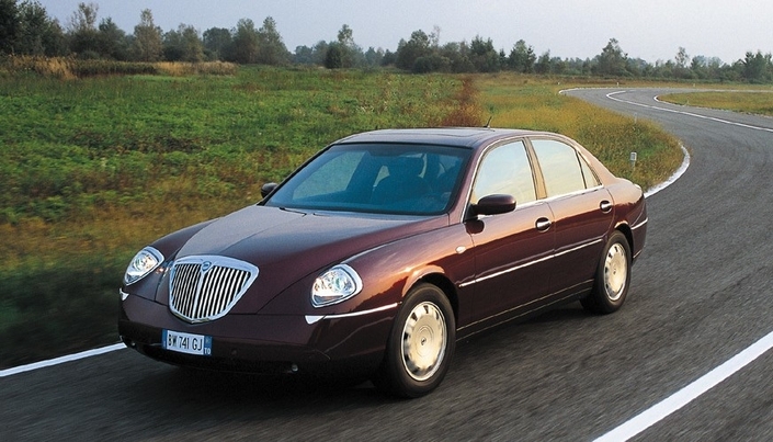 Dommage que sa ligne ait éloigné la clientèle de la Thesis car il s'agit d'une excellente auto, à l'agrément étonnant en V6. Ici, en 2002.