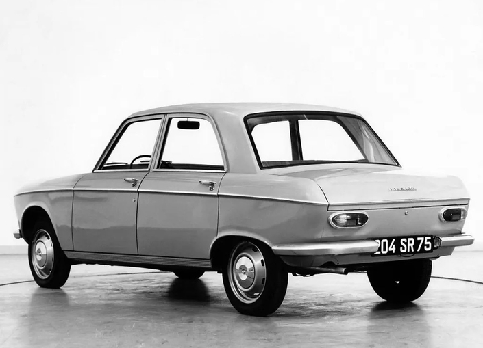 Les premières Peugeot 204 arborent des feux en amandes, qui seront remplacés par des éléments oblongs fin 1966.