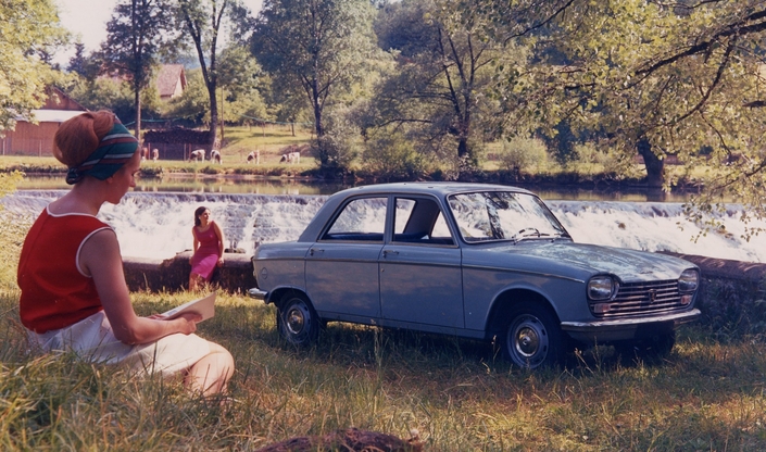 Jours tranquilles à côté de la Peugeot 204 en 1965. Cet exemplaire dispose encore de l'écusson de calandre.
