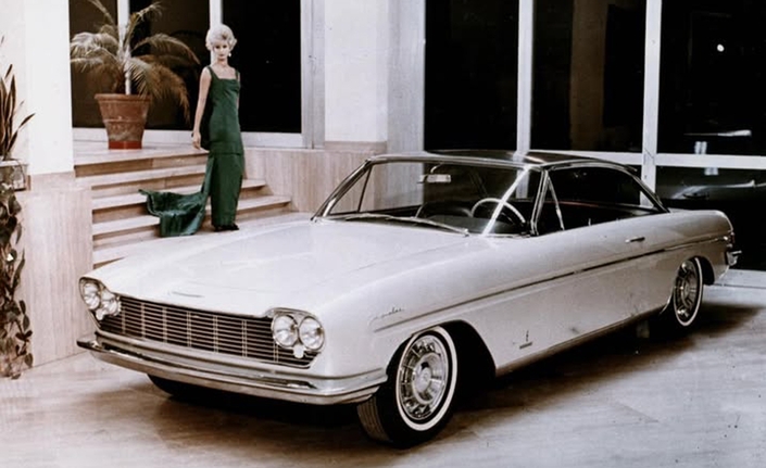 La Cadillac Jacqueline, créée en 1961 en l'honneur de Jacky Kennedy, annonce l'avant de la Peugeot 204.