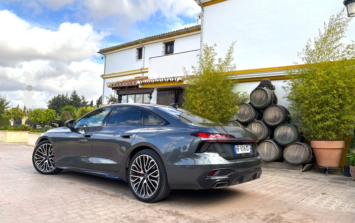 L’autonomie en tout électrique est intéressante pour une routière de 5 m de long. Contrairement à ses rivales ou même à la cousine VW Passat, l’A6 hybride n’accepte pas les recharges en courant continu DC qui permettrait pourtant de refaire un « plein » à 80 % de batterie en moins de 30 minutes.