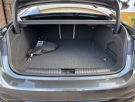 Avec 354 dm3 seulement, le coffre de la berline est l’un des plus petits de la catégorie.