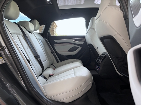 La banquette arrière est plus confortable que celle d’une A6 électrique.