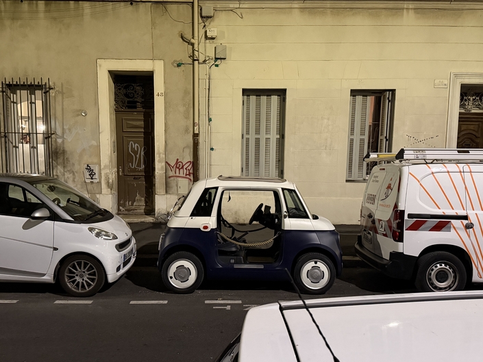 Une Fiat Topolino Vilebrequin dans la jungle urbaine nocturne de Marseille. Hors été, il faut prévoit un manteau un peu chaud, évidemment.