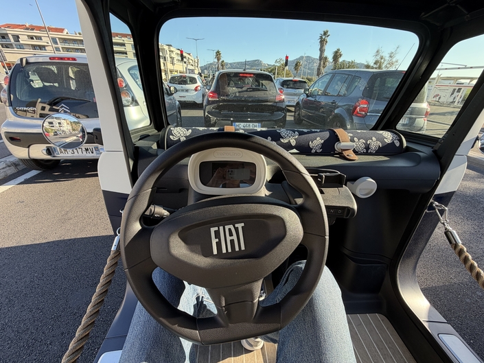 Au volant de la Topolino Vilebrequin dans la circulation, les bruits des diesels et des scooters font un peu mal aux oreilles. Mais on a l’impression de rouler dans un véhicule assez cool.