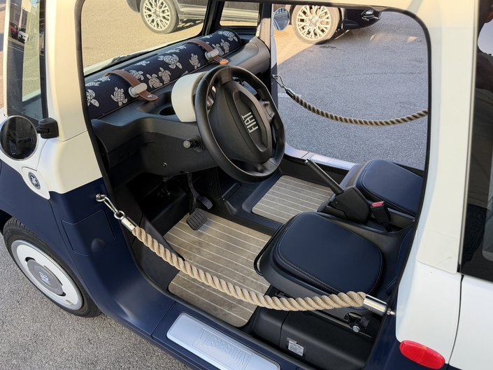 Les cordelettes ne permettent pas de verrouiller correctement la voiture lorsqu’on la gare sur la voie publique. Et il n’y a pas non plus de vitres électriques.