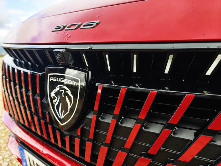 Les barrettes lumineuses et le logo rétroéclairés sont désormais de la partie chez Peugeot aussi. Vous aimez ou c’est too much ?