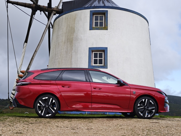 Le profil change peu, avec seulement de nouvelles jantes au dessin très géométrique. La longueur est toujours de 4,64 m et le Cx de 0,28 correct pour un break. Le rouge Elixir de notre modèle est une option à 1 100 €. Seul le bleu Ingaro est gratuit.