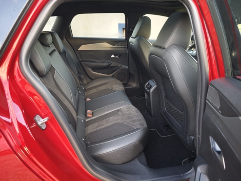 L’espace à l’arrière est moyen pour la catégorie, surtout en longueur aux jambes. La place centrale est moins confortable, comme souvent (tunnel de servitude).