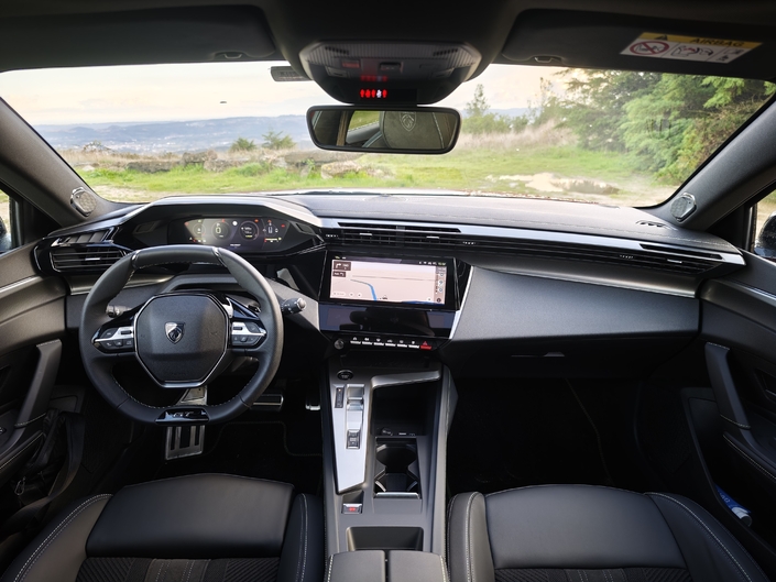 La planche de bord et l’habotacle, mis à part des graphismes d’instrumentation, et quelques placages et tissus de sellerie, n’évolue pas d’un iota. Mais le dessin reste moderne, et la qualité de réalisation au-dessus de la moyenne de la catégorie. L’ergonomie est par contre un peu complexe de prime abord. Presque tout passe par l’écran.