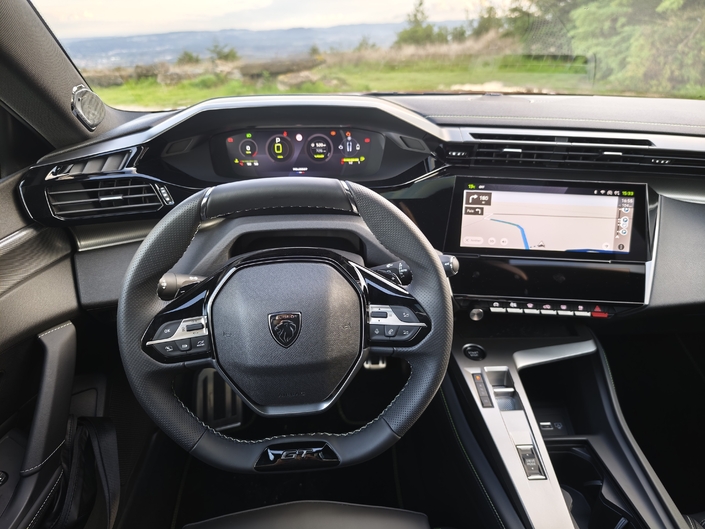 Le i-cockpit ne fais pas l’unanimité, avec son petit volant et son instrumentation haute, ici 3D. Mais votre serviteur trouve sa position assez facilement.