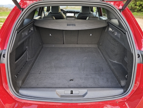 Le volume de coffre (599 litres avec le rangement sous plancher, et 1 487 litres banquette rabattue) est lui intéressant, même si une Golf SW fait un peu mieux (620 litres).
