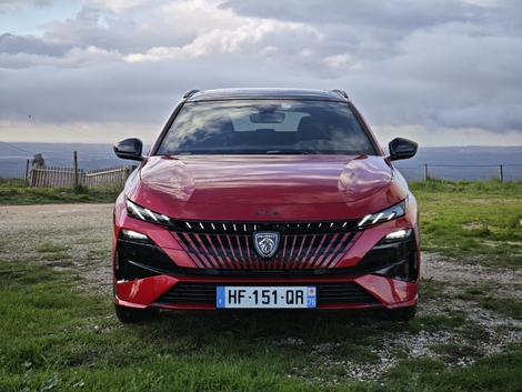 Après restylage, la physionomie change du tout au tout. Nouvelle signature lumineuse et optiques à double étage s’ajoutent au logo éclairé pour une nouvelle personnalité.