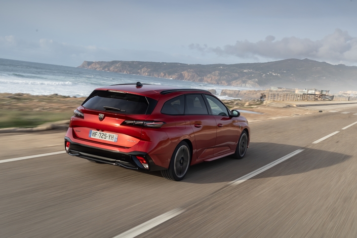 La consommation varie de 5,5 l/100 en conduite « pépère » à 8 l/100 en mode énervé. Ce bloc est dans la moyenne, mais un vrai hybride, comme chez Toyota avec la Corolla, fait mieux.