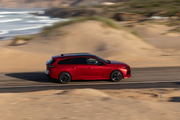 Le châssis propose toujours un excellent compromis entre confort et dynamisme. La précédente génération de 308 SW était plus réjouissante, mais secouait plus les passagers.