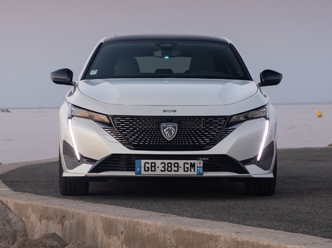 La Peugeot 308 SW avant restylage, avec ses crocs lumineux de chaque côté de la calandre.