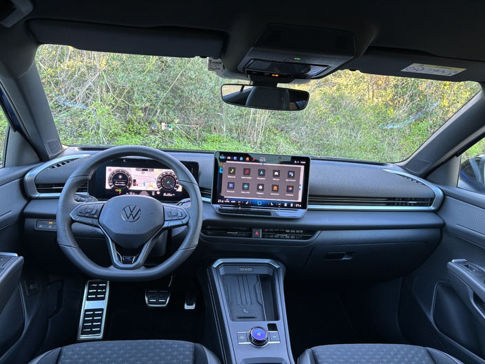 La finition n’est pas exceptionnelle dans la catégorie. Tout est solidement fixé et le tissu recyclé en haut de la planche de bord fait bonne impression mais l’ambiance est austère, d’autant que les plastiques noirs, durs et brillants pullulent, surtout à l’arrière. Cela posé, les écrans sont réussis. À ce prix, on n’en attend pas moins.