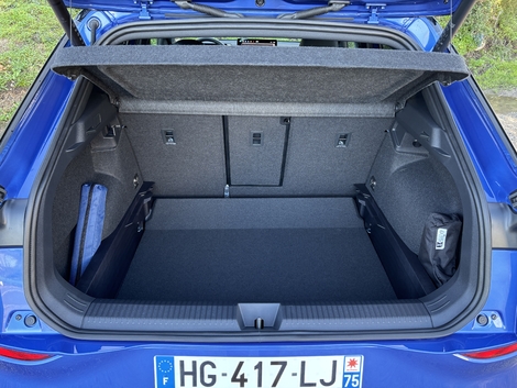 Avec 475 dm3, le volume de chargement est digne des meilleurs de la catégorie et pour cause : son hybridation légère n’impose pas une encombrante batterie.