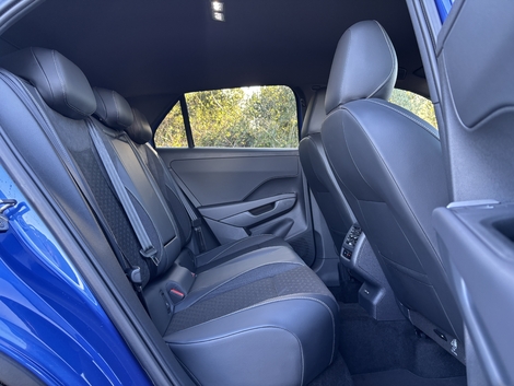 Le T-Roc réserve suffisamment de place à deux occupants de 1,80 m et un réglage séparé de la température ici, mais pas de poignées au plafond.