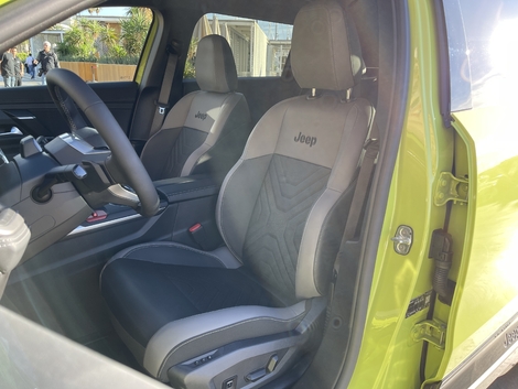 Les sièges, amples et dotés d’un bon maintien s’avèrent très confortable.