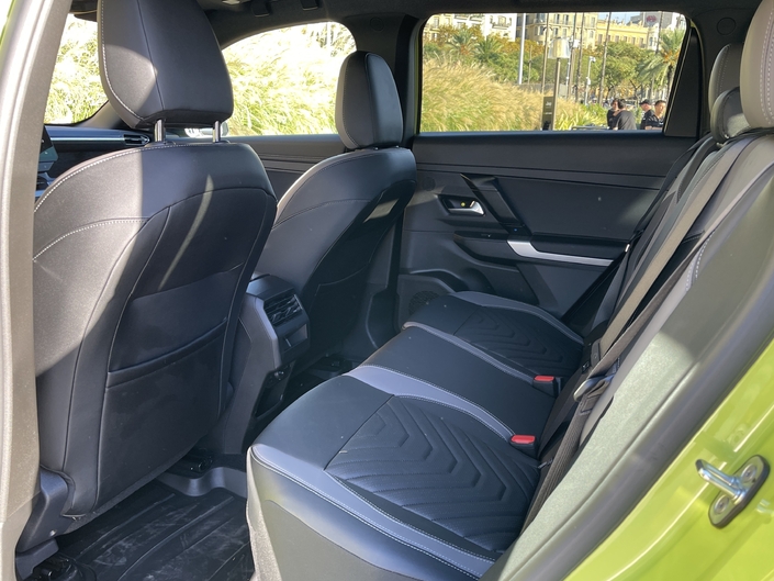 Banquette très accueillante à l’arrière, où les passagers pourront étirer leurs jambes. Cela dit, elle ne coulisse pas.