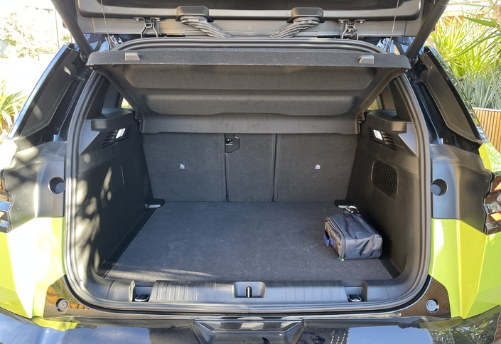 Le coffre, cubant de 550 l à 1 500 l se révèle spacieux et pratique, en dépit d’un seuil un peu élevé. Le plancher se règle en deux positions.