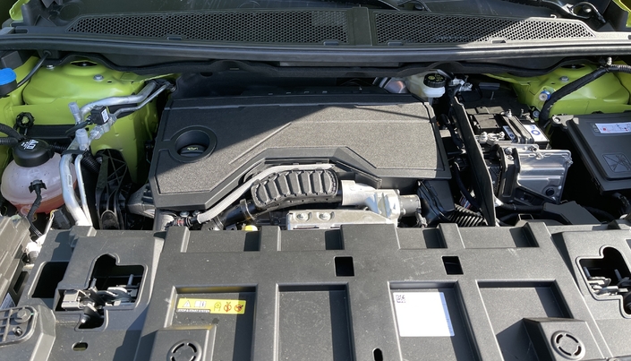 C’est le 3-cylindres à chaîne de distribution, ex-Puretech, qui officie sous le capot, allié à un petit électromoteur actionné par courroie et une boîte à double embrayage.