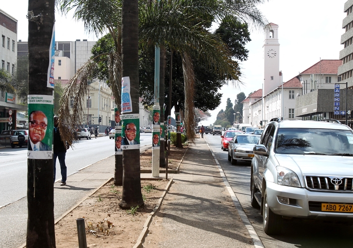 Entre 1987 et 2017, Mugabe a présidé le pays d'une main de fer, réélu à chaque fois sur fond d’élections « démocratiques » de façade, truquées et contestées à l'échelle nationale comme internationale - Crédit MaxPPP