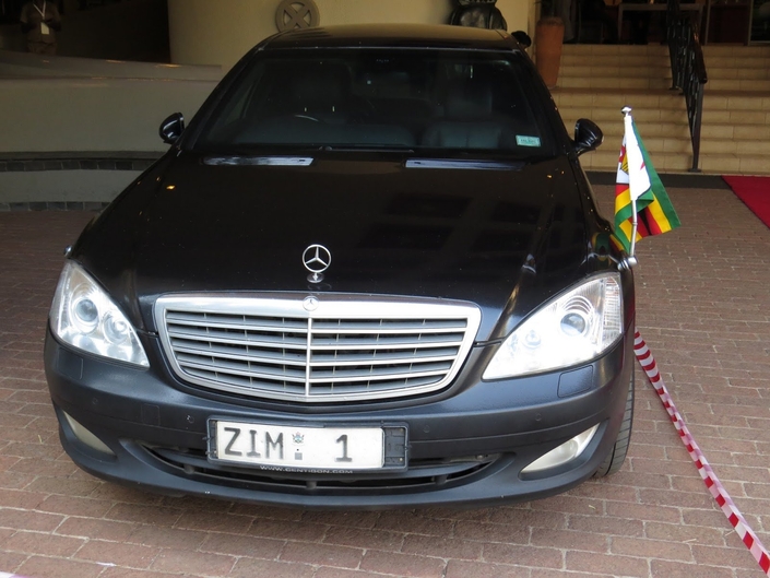 Depuis l'arrière de la "Zim 1", une Mercedes-Maybach S600 Pullman Guard, Mugabe ne supportait aucun ralentissement lors de ses sorties officielles, quitte à ce que des conducteurs ou piétons évoluant à proximité en paient de leur vie - Crédit MaxPPP