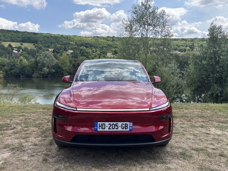 La face avant de l’ancienne version « Propulsion » et des autres Model Y, avec son bandeau lumineux.