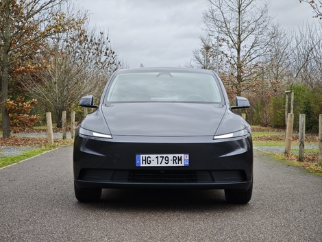 La face avant simplifiée, sans bandeau lumineux, du Model Y « Standard ». Le bouclier est également revu.