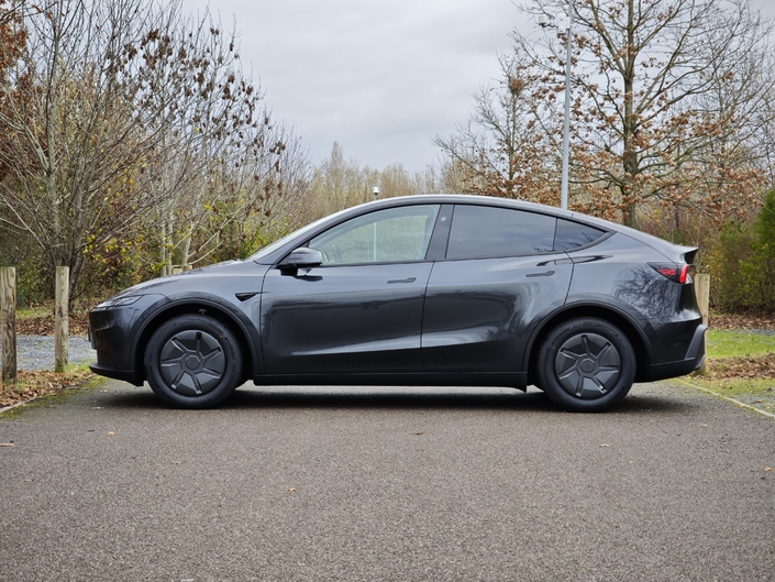 Le Model Y restylé avait un peu grandi (4,80 m contre 4,75 m), on remarque sur le profil les jantes plus petites, en 18 pouces, et leurs enjoliveurs au look… moche.