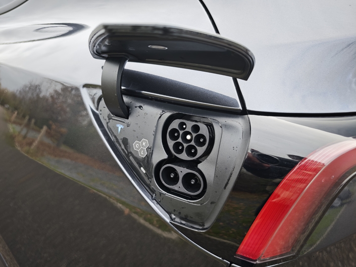 La batterie est identique au précédent modèle Propulsion. On estime sa capacité à environ 60 kWh, peut-être un peu moins. Elle se charge à 175 kW sur borne rapide.