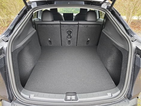 Le volume de coffre est géant (835 litres) et est complété par le frunk de 114 litres.