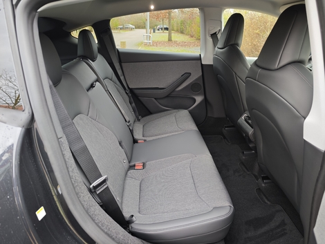 Les places arrière restent parmi les plus spacieuses de la catégorie.