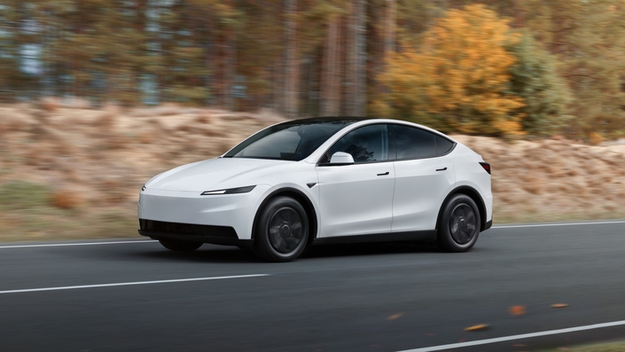 Sur route, le Model Y est performant, et agile, malgré son poids proche des 2 tonnes (1 906 kg à vide), grâce à une super direction et des suspensions fermes. Crédit photo : Tesla.