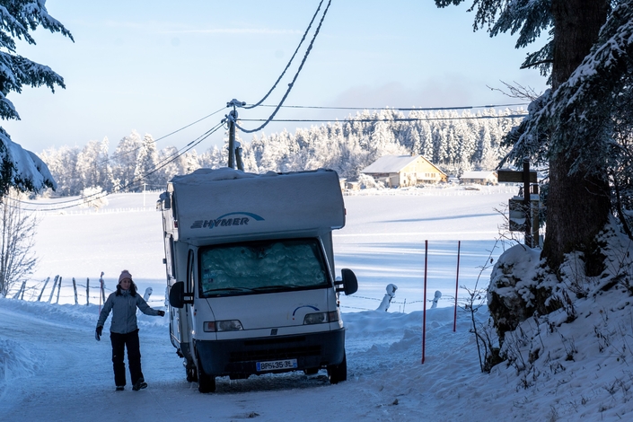 Avec un camping-car bien isolé on peut même s’aventurer dans le Jura. Crédit photo MaxPPP.