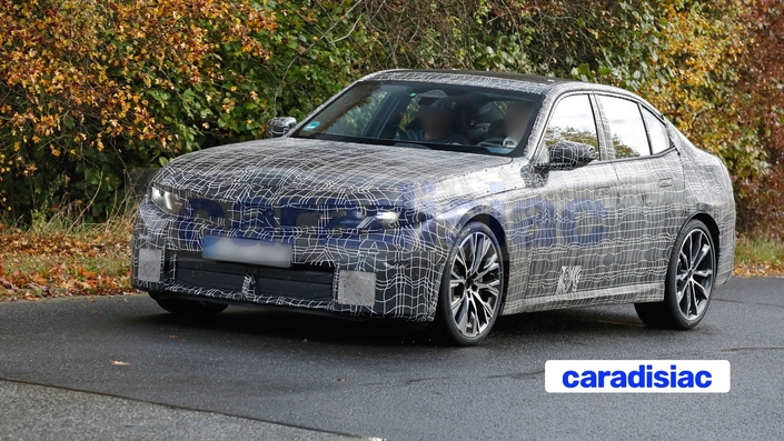 Si la huitième génération de BMW Série 3 arbore le style « Neue Klasse » de la nouvelle BMW i3, elle ne dispose pas de la plateforme « Neue Klasse » et se contente d’une version évoluée de la plateforme CLAR de l’actuelle génération de Série 3.