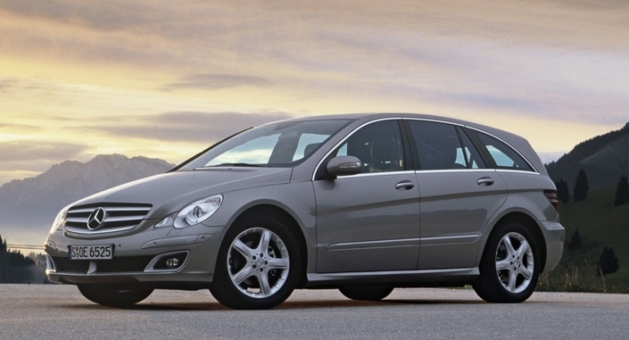 Contrairement à l'A6 Allroad, le Classe R se passe d'accessoires évoquant l'univers des 4x4, préférant la sobriété à une époque où certains croyaient la clientèle méfiante vis-à-vis de ces engins, en 2006.