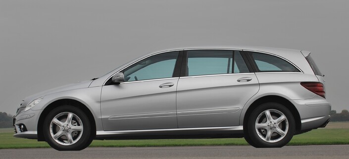 Comme l'Audi Allroad, le Mercedes Classe R dispose d'une suspension pneumatique permettant de modifier la garde au sol sur 50 mm. De surcroît, il est disponible en deux longueurs : 4,92 m ou 5,16 m.