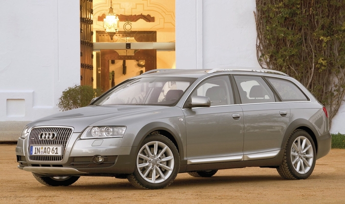 En Allroad, l'Audi A6 se pare d'accessoires esthétiques rappelant le tout-terrain, comme les passages de roue et bas de caisse rapportés, en plastique non peint. Ici en 2006.