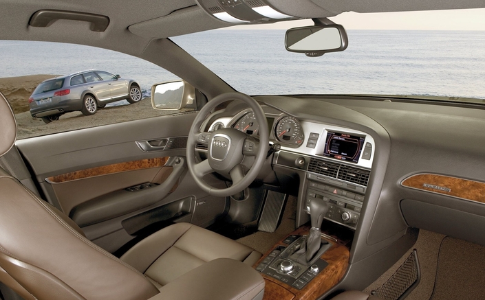 La planche de bord de l'Audi A6 Allroad de 2006 est un modèle du genre, notamment par sa qualité générale.